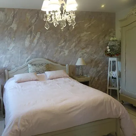 Le Jardin Des Secrets Bed and Breakfast *